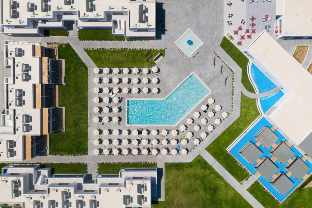 Topdown dronefoto van een hotelresort met zwembad en ligbedden