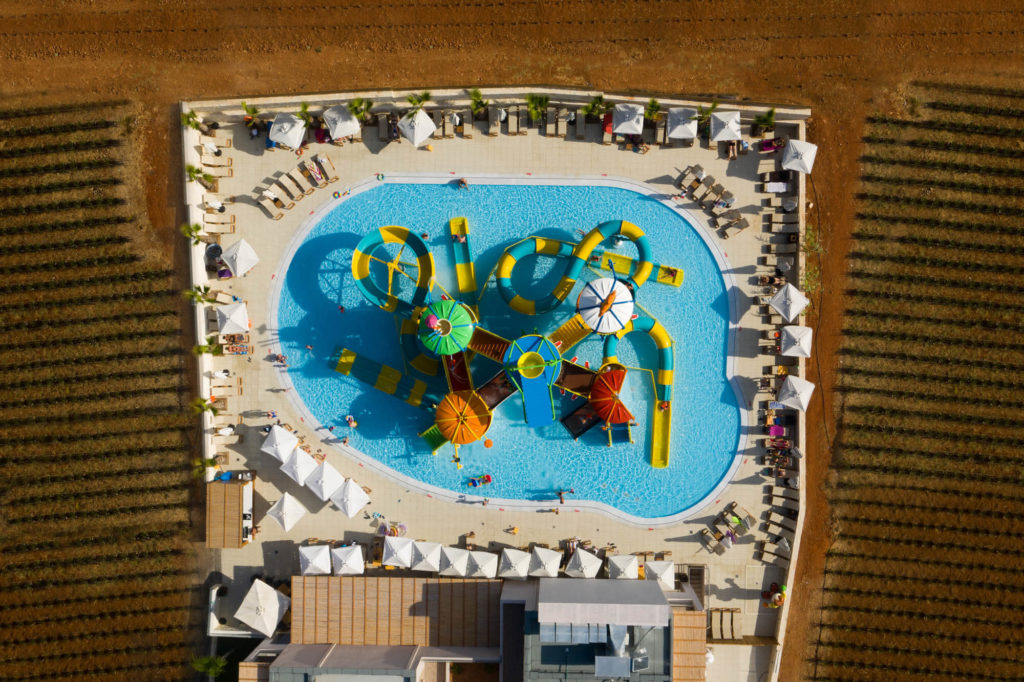 Topdown dronefoto van een zwembad met waterspeeltoestellen