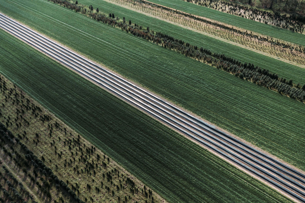 Dronefoto van strepenpatronen op een landbouwakker
