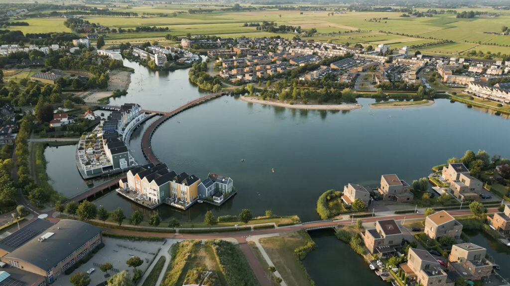 Luchtfoto van een woonwijk aan het water in Houten