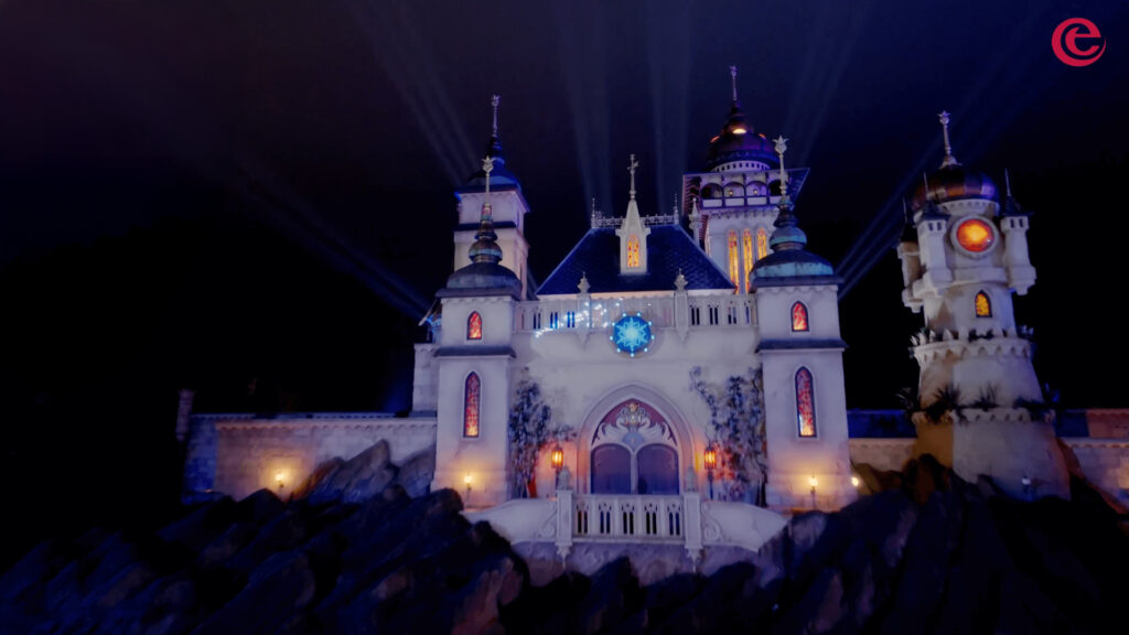 Verlicht paleis in de Winter Efteling bij nacht, gefilmd met drone