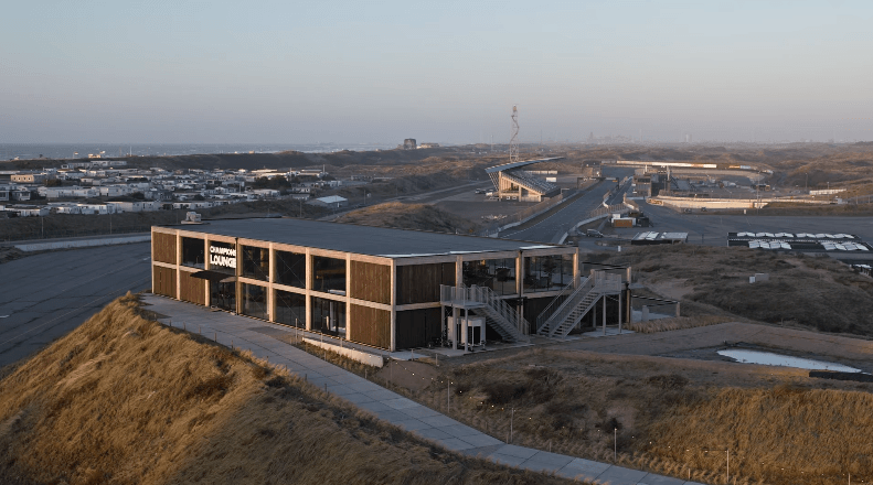 Dronefoto van een evenementenlocatie bij Circuit Zandvoort