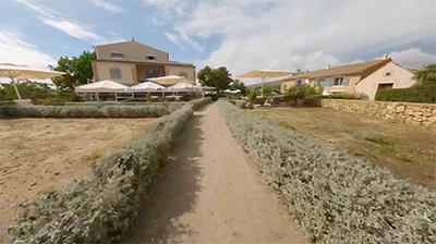 FPV-dronebeeld van een pad naar een hotel in Griekenland