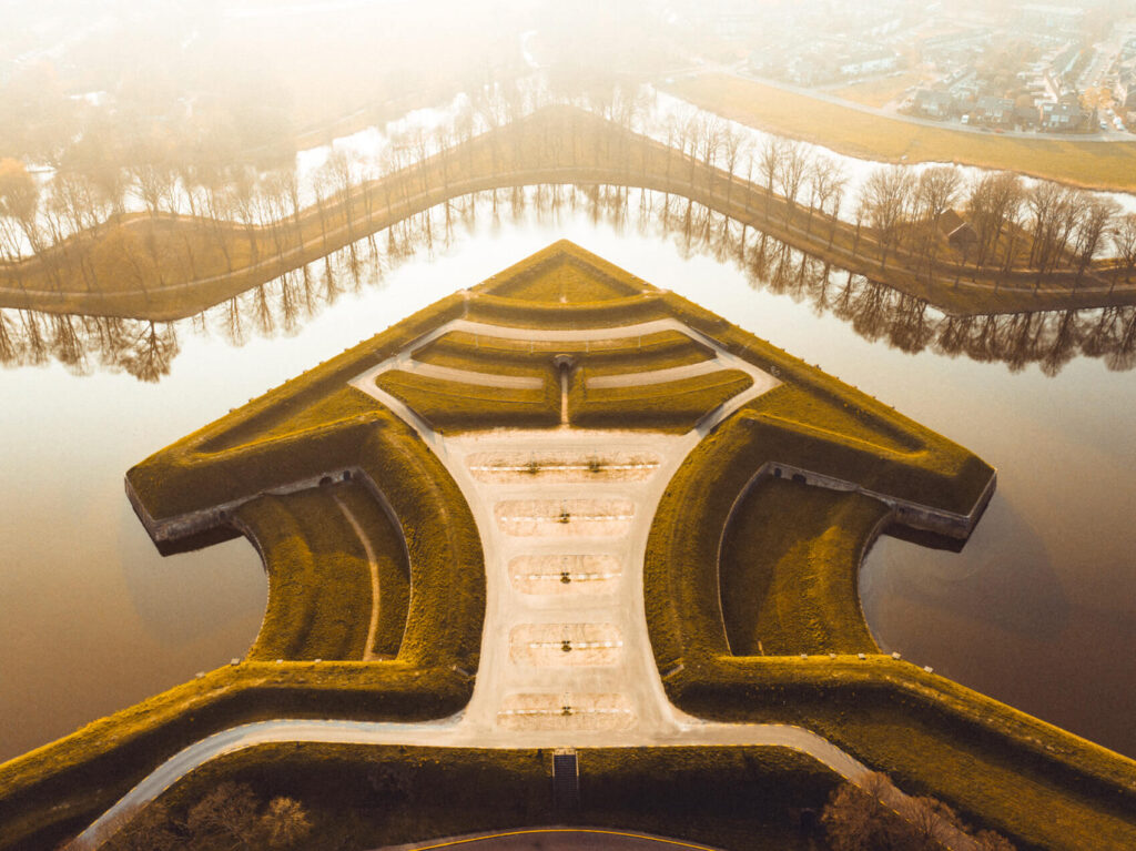 Dronefoto van Naarden-Vesting bij ochtendlicht
