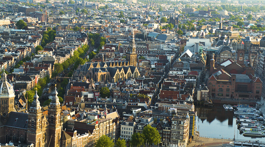 Dronefoto van het centrum van Amsterdam