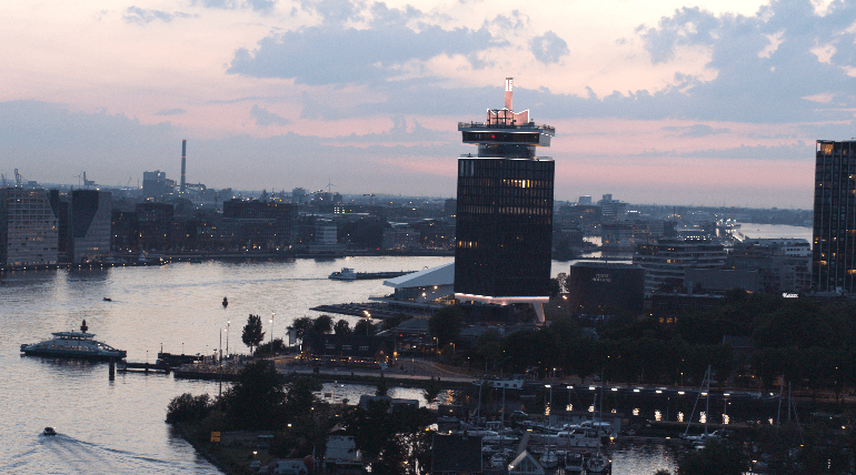 Dronefoto van Amsterdam in de no-fly zone van Schiphol