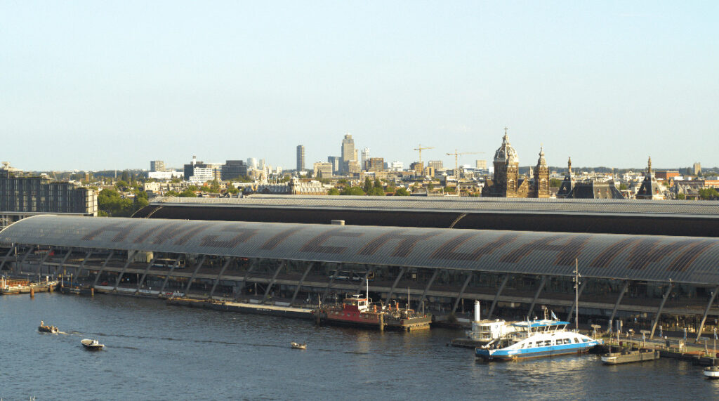 Dronefoto van het IJ en het centrum van Amsterdam