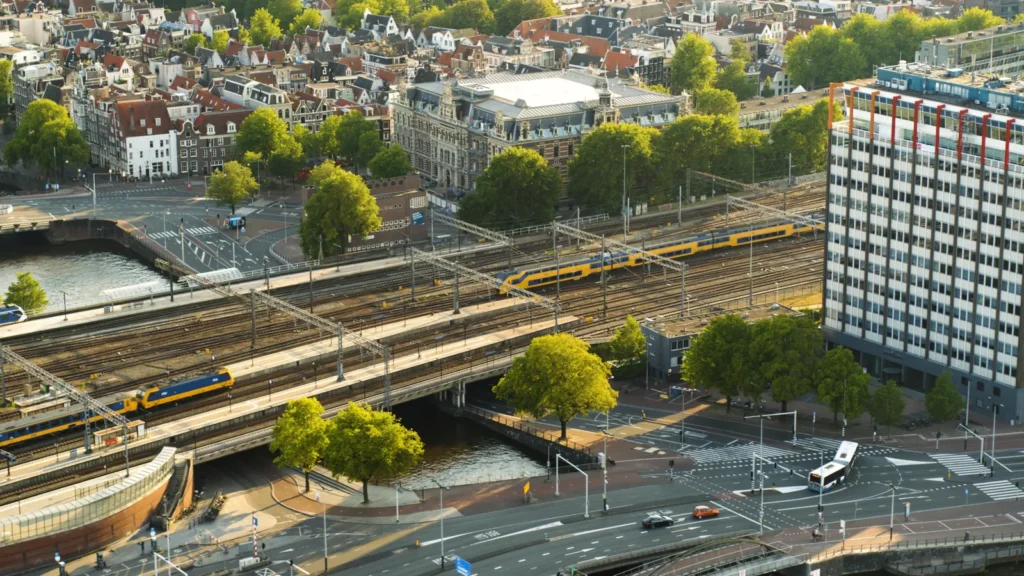 Dronefoto van treinen bij Amsterdam Centraal