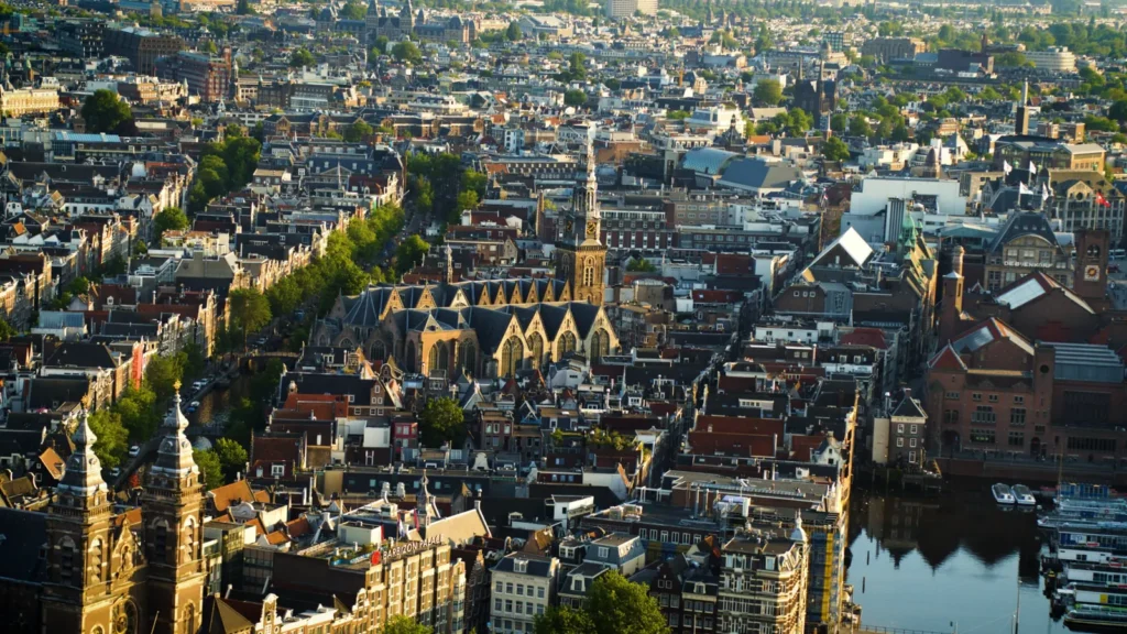 Dronefoto van het centrum van Amsterdam met de Oude Kerk