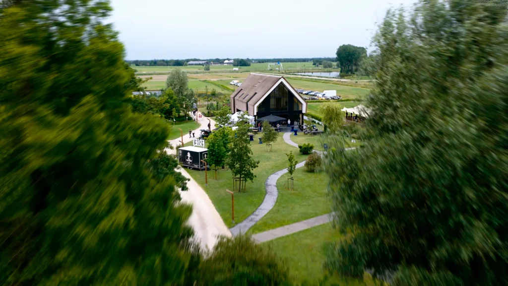 Eventlocatie van Blue Bricks van bovenaf tussen de bomen, FPV drone opname