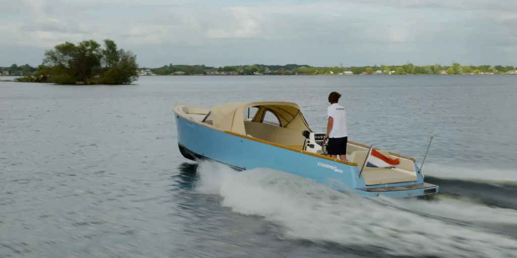 Drone opname van een varende Cooper 800 sloep