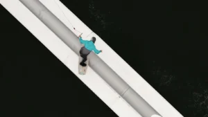 Wakeboarder op een rail bij Down Under Cable Park in Nieuwegein, drone opname van bovenaf