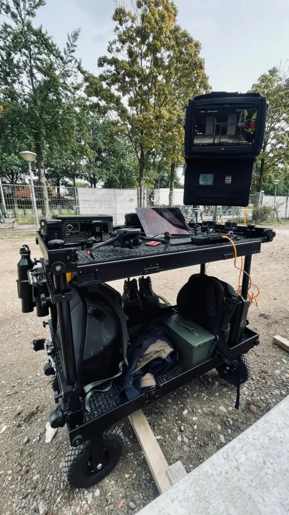 Drone filmkar klantmonitor bouwplaats staand