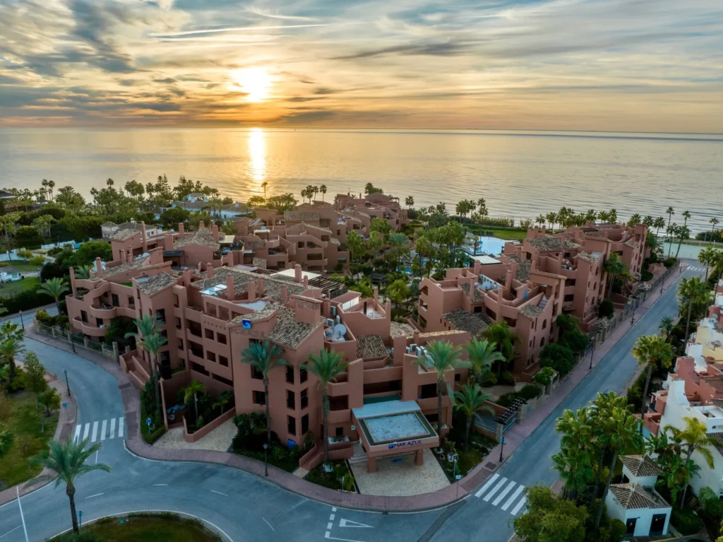 Drone foto resort zee zonsondergang