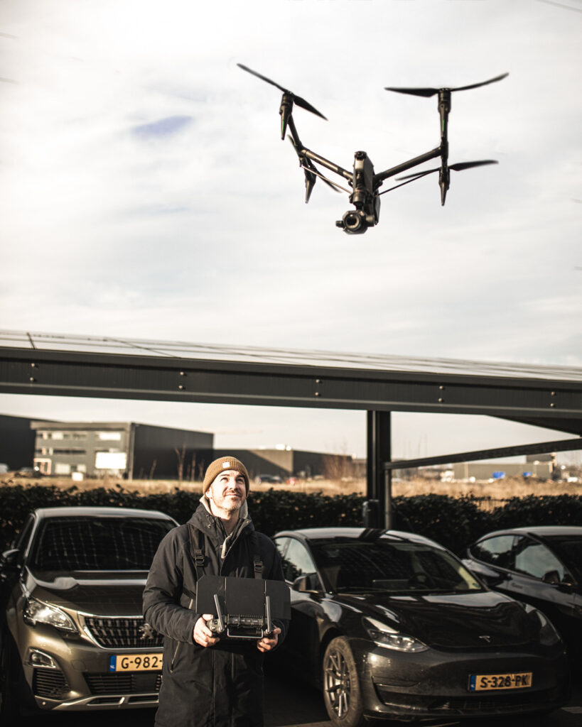 Dronepiloot van Drone Chiefs met een DJI Inspire 3 drone
