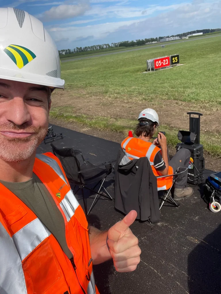 Dronepiloot vliegveld landingsbaan drone opnames