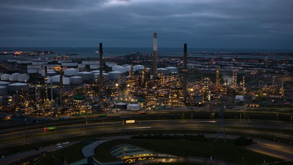 Dronefoto van de raffinaderij in de Europoort in de avond, buiten de UDP