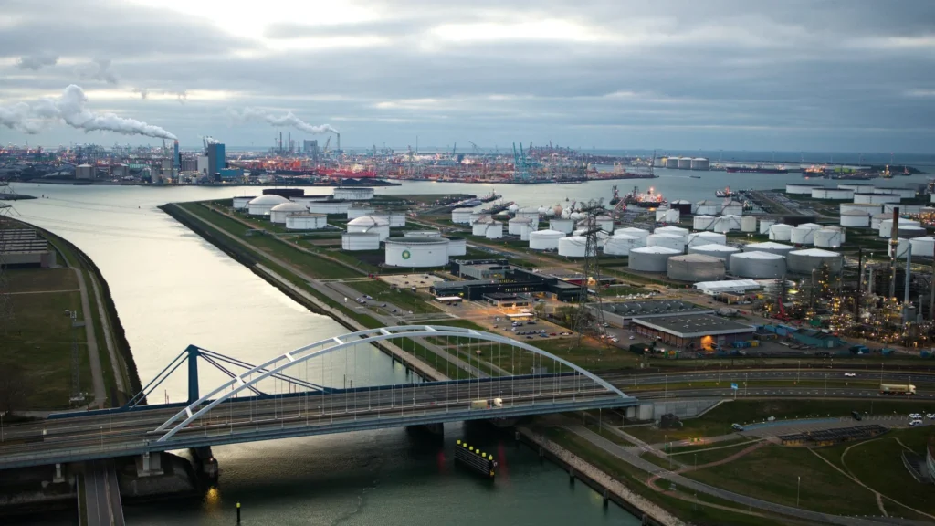 Dronefoto van tankopslag langs het Calandkanaal in de Europoort