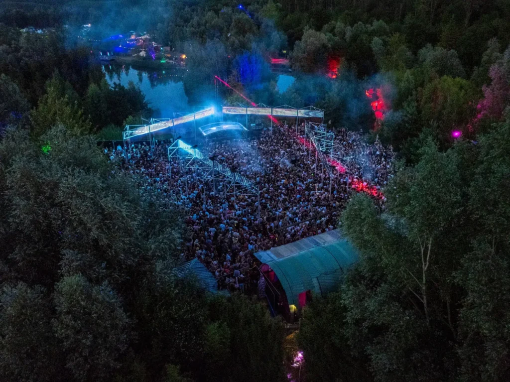 Festival drone opname podium publiek avond