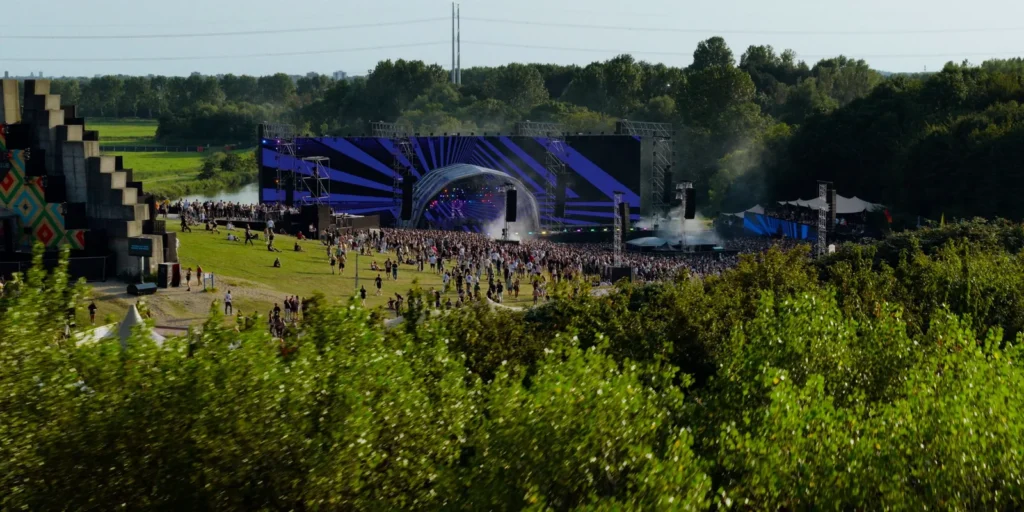 Dronefoto van het hoofdpodium en publiek op festival Wildeburg