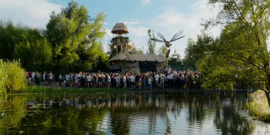 Festivalpodium aan het water gefilmd met een drone