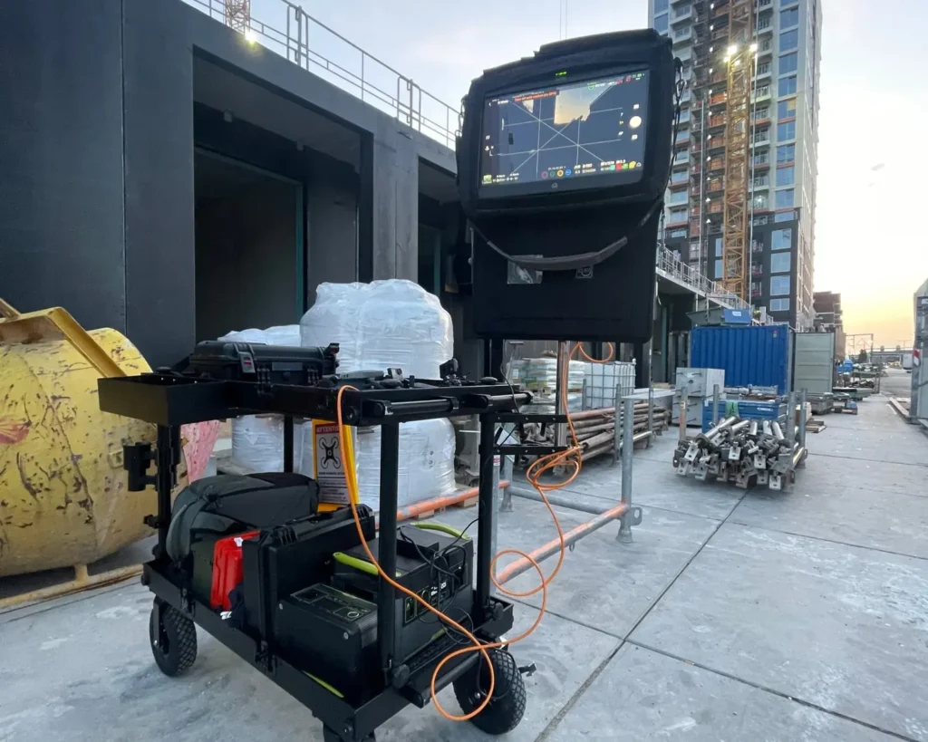 Filmkar met live monitor op een bouwplaats bij hoogbouw