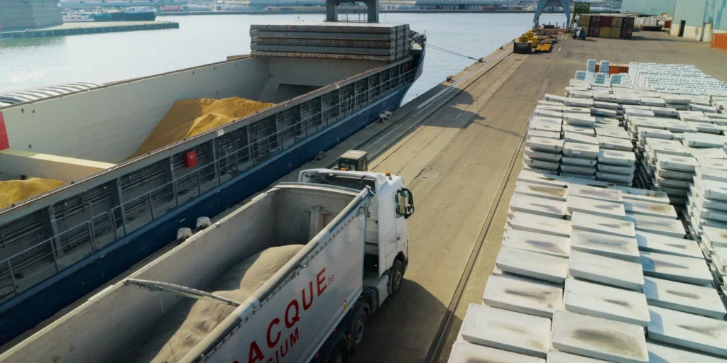 Haven kade overslag vrachtwagen schip drone foto port aerial