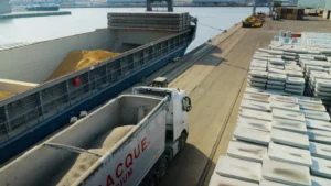 Overslag van schip naar vrachtwagen in de haven van Rotterdam, drone opname voor Euro Rijn Group