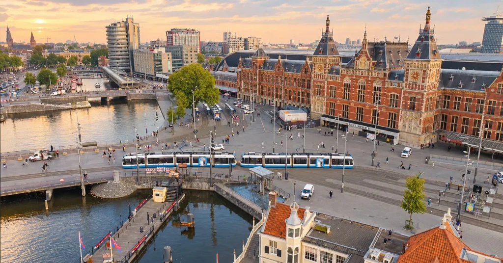Dronefoto van Amsterdam Centraal Station