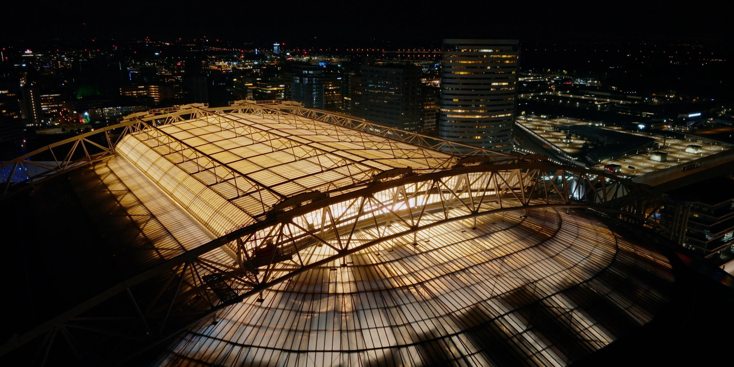 Dronefoto van de Johan Cruijff ArenA in Amsterdam in de nacht, buiten de UDP