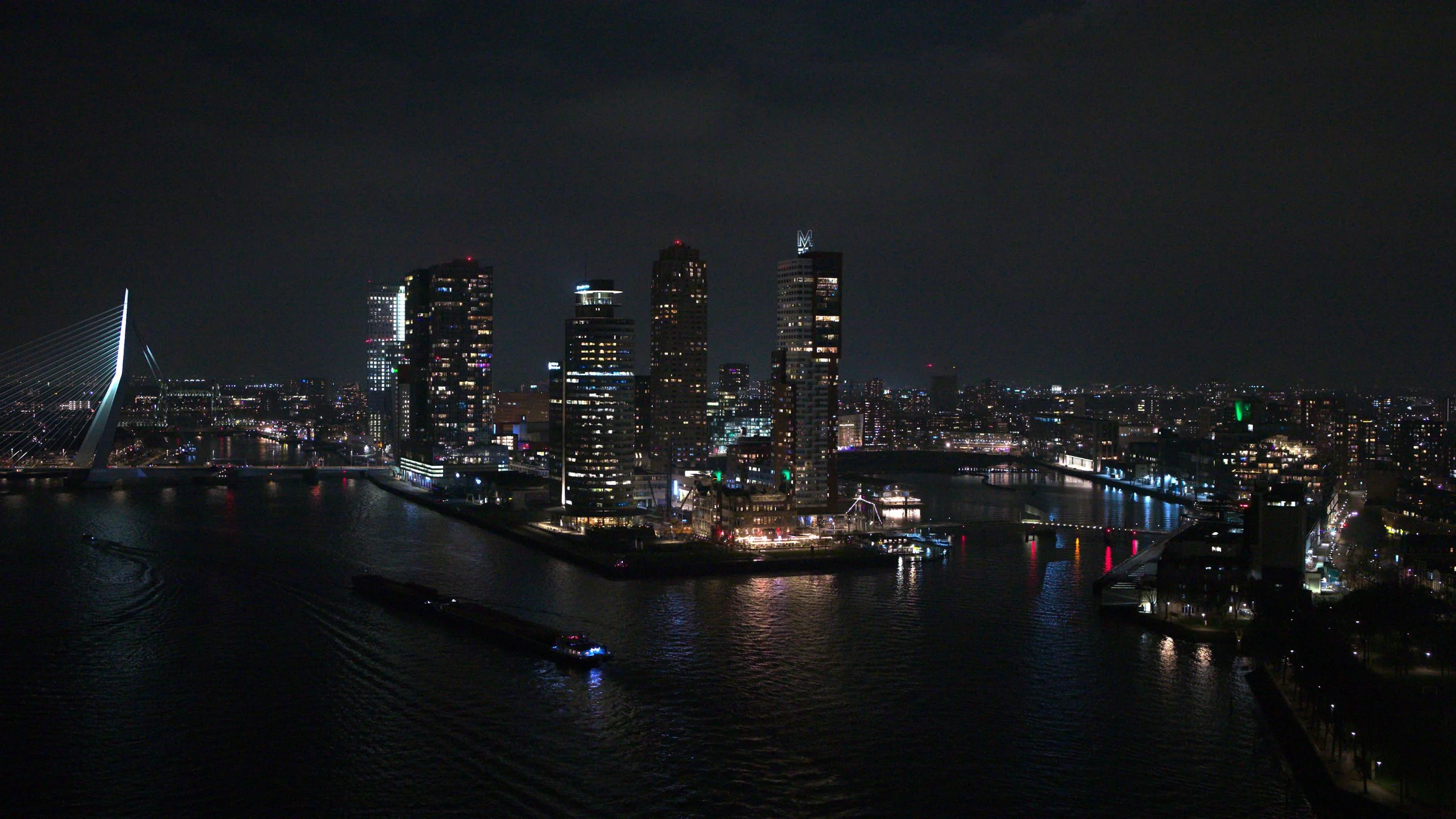 Dronefoto van de Kop van Zuid in Rotterdam in de nacht, buiten de UDP