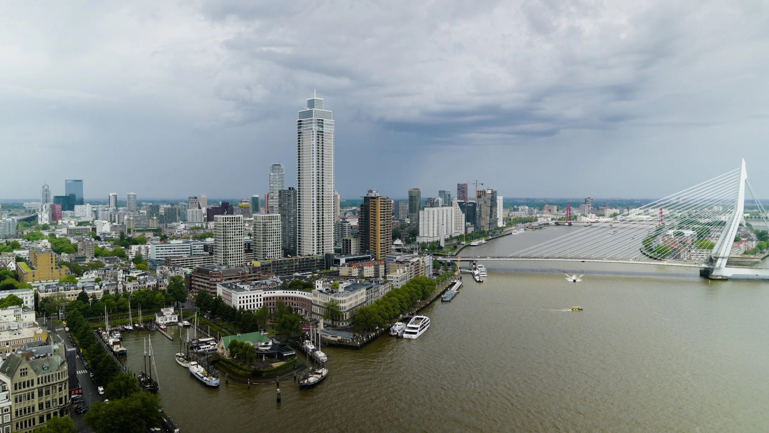 Dronefoto van de skyline van Rotterdam met Zalmhaven en Erasmusbrug