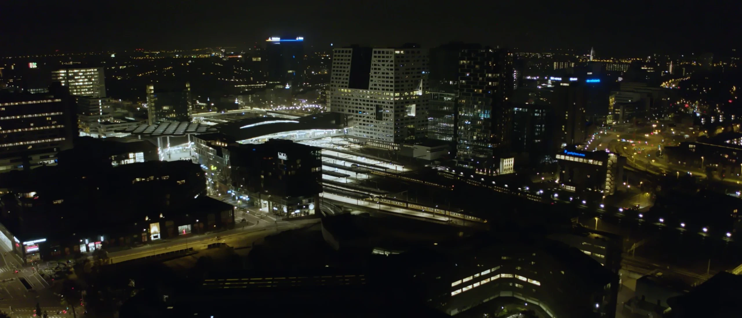 Utrecht Centraal en het Stadskantoor bij nacht, drone luchtfoto buiten de UDP