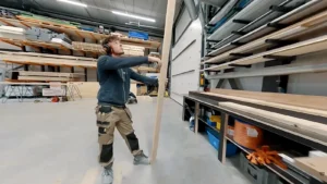 FPV drone opname in de werkplaats van een bouwbedrijf voor House of GRATE
