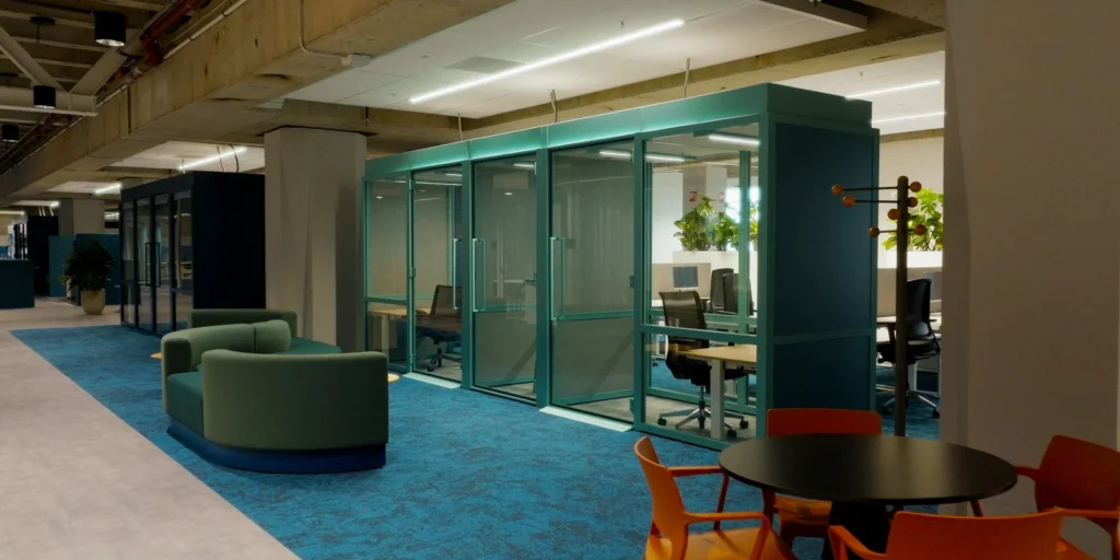 Video still van een kantoorinterieur in een bedrijfspand