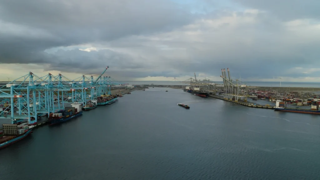 Dronefoto van containerterminals op de Maasvlakte