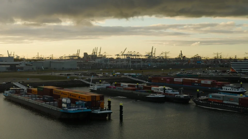 Maasvlakte binnenvaart containerschepen zonsondergang drone foto port