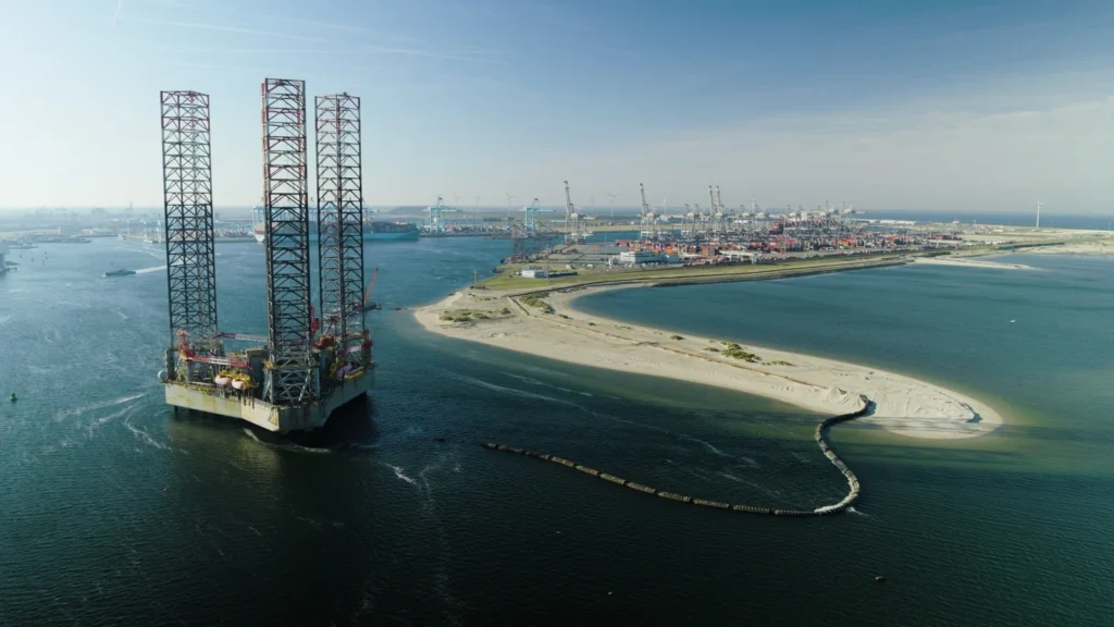Dronefoto van een booreiland en containerterminals op de Maasvlakte