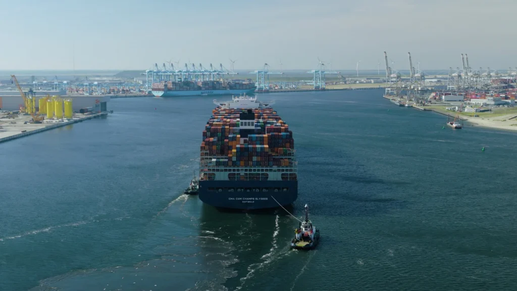 Dronefoto van een containerschip met sleepboten op de Maasvlakte, haven van Rotterdam