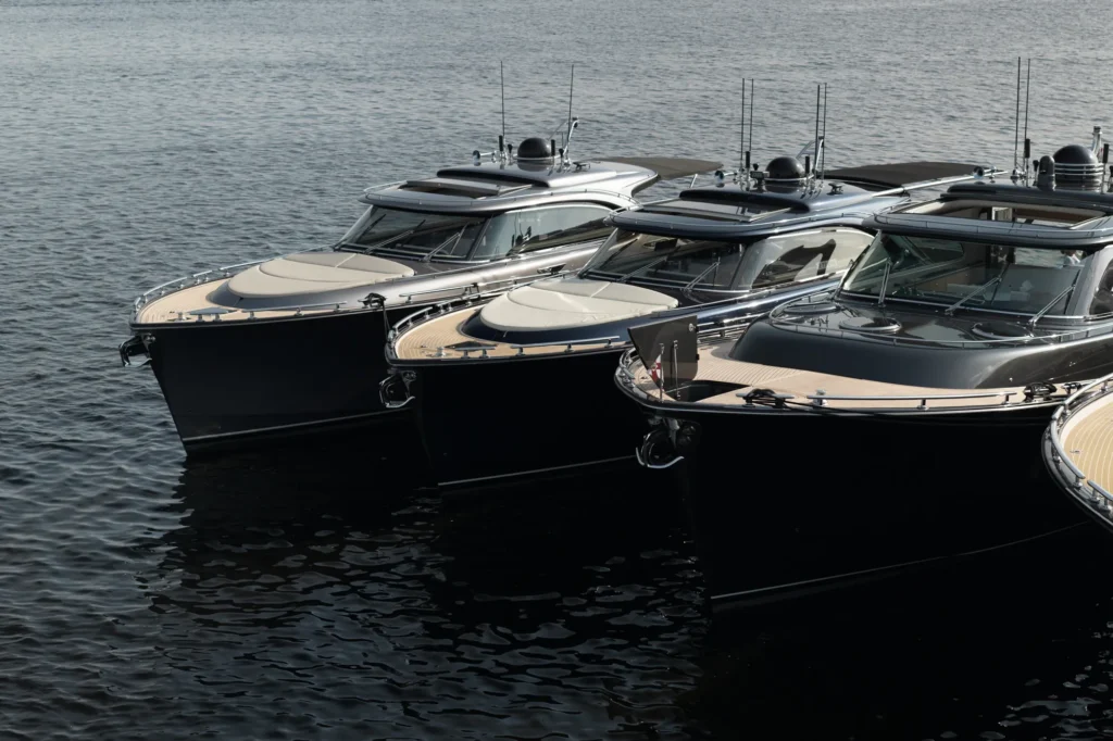 Motorjachten op het water drone fotografie