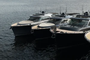 Motorjachten op het water drone fotografie