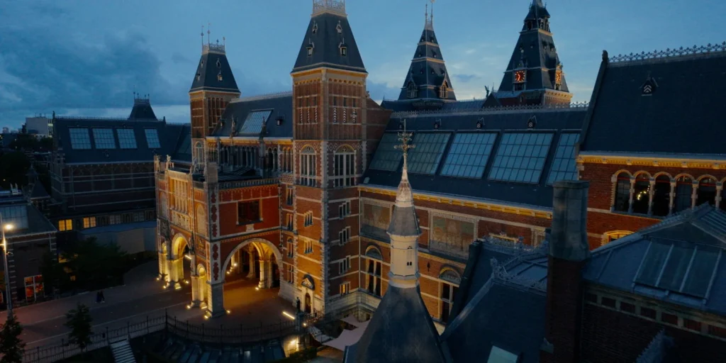 Dronefoto van het Rijksmuseum in Amsterdam in de avond, buiten de UDP