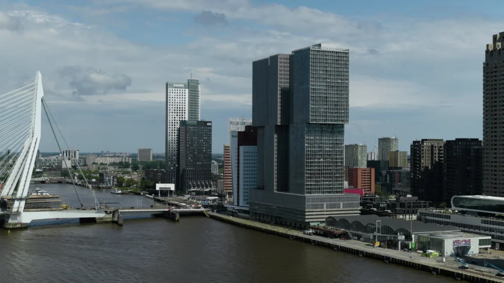 Dronefoto van de Erasmusbrug en De Rotterdam op de Kop van Zuid