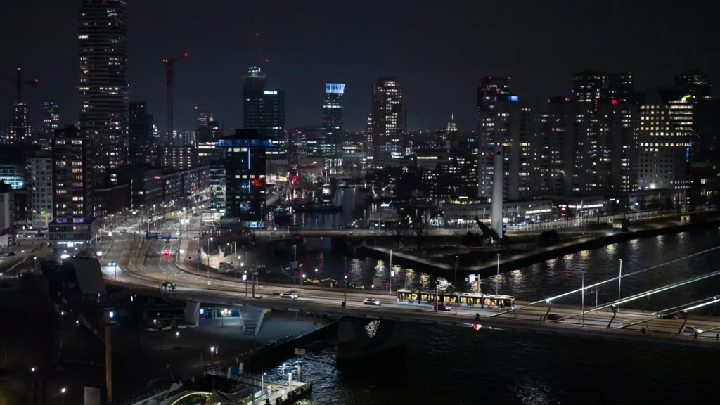 Dronefoto van de Erasmusbrug met tram in Rotterdam in de nacht, buiten de UDP