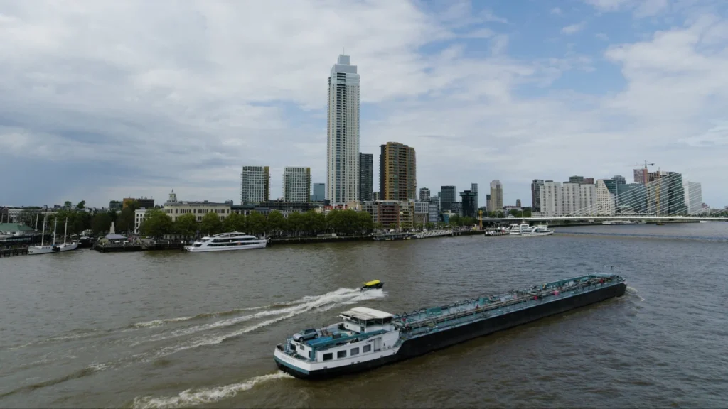 Dronefoto van de Maas en de Zalmhaven in Rotterdam met binnenvaartschip