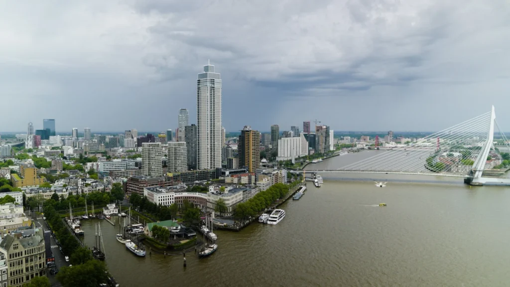 Dronefoto van de skyline van Rotterdam met Zalmhaven, Veerhaven en Erasmusbrug