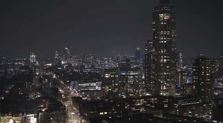 Dronefoto van Rotterdam in de nacht, gevlogen buiten de daglichtperiode