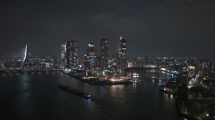 Dronefoto van Rotterdam in de nacht, gevlogen buiten de daglichtperiode