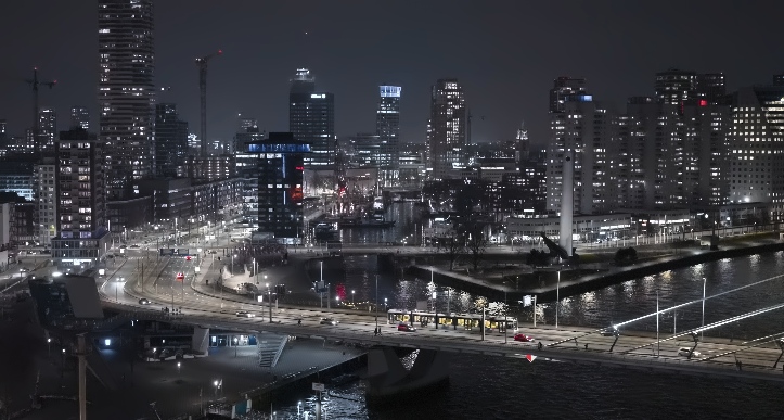 Dronefoto van Rotterdam in de nacht, gevlogen buiten de daglichtperiode