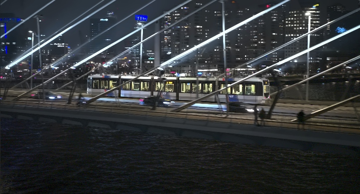 Dronefoto van Rotterdam in de nacht, gevlogen buiten de daglichtperiode